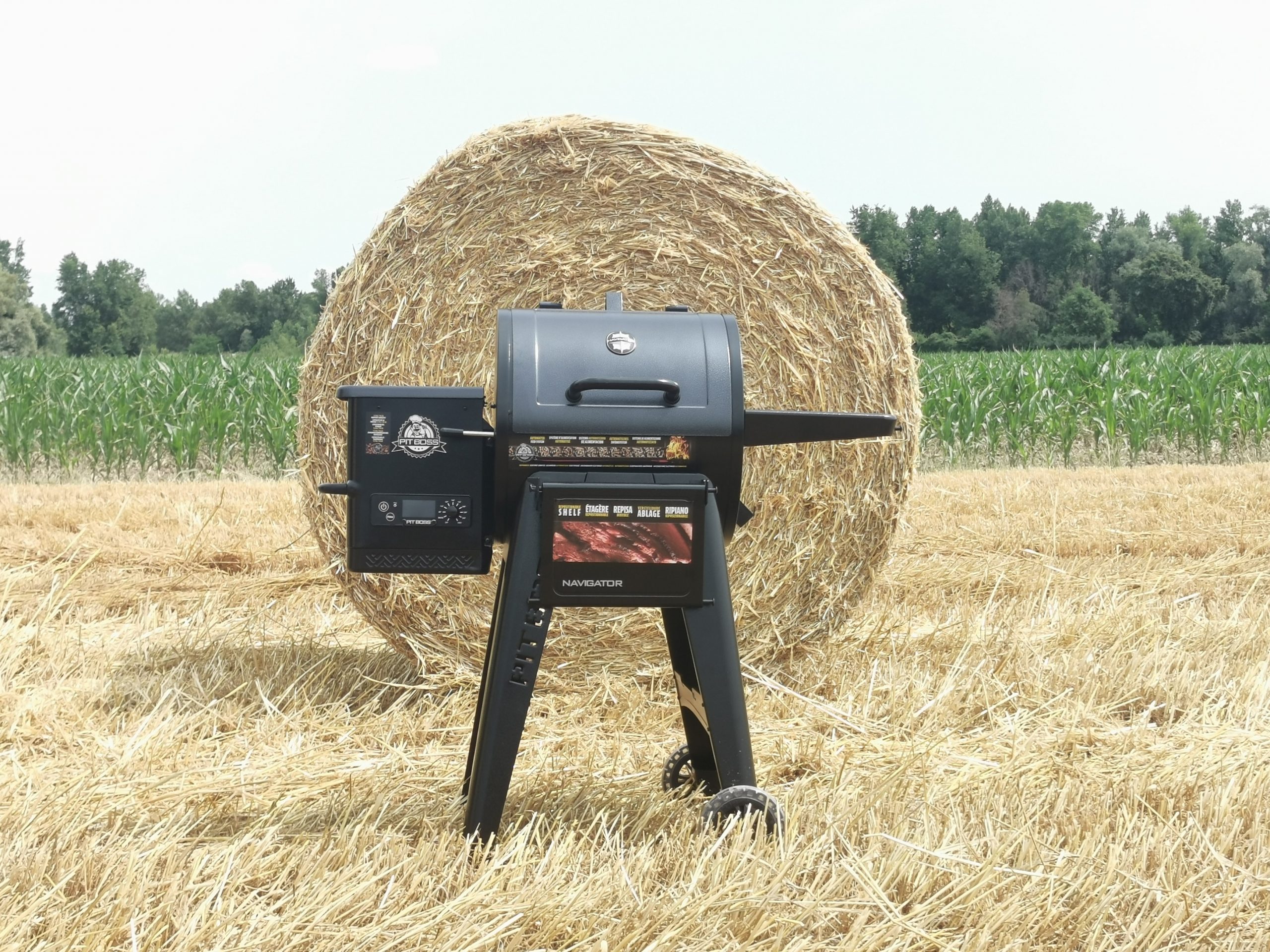 Barbecue à pellets PB550 avec pellets et balot de paille