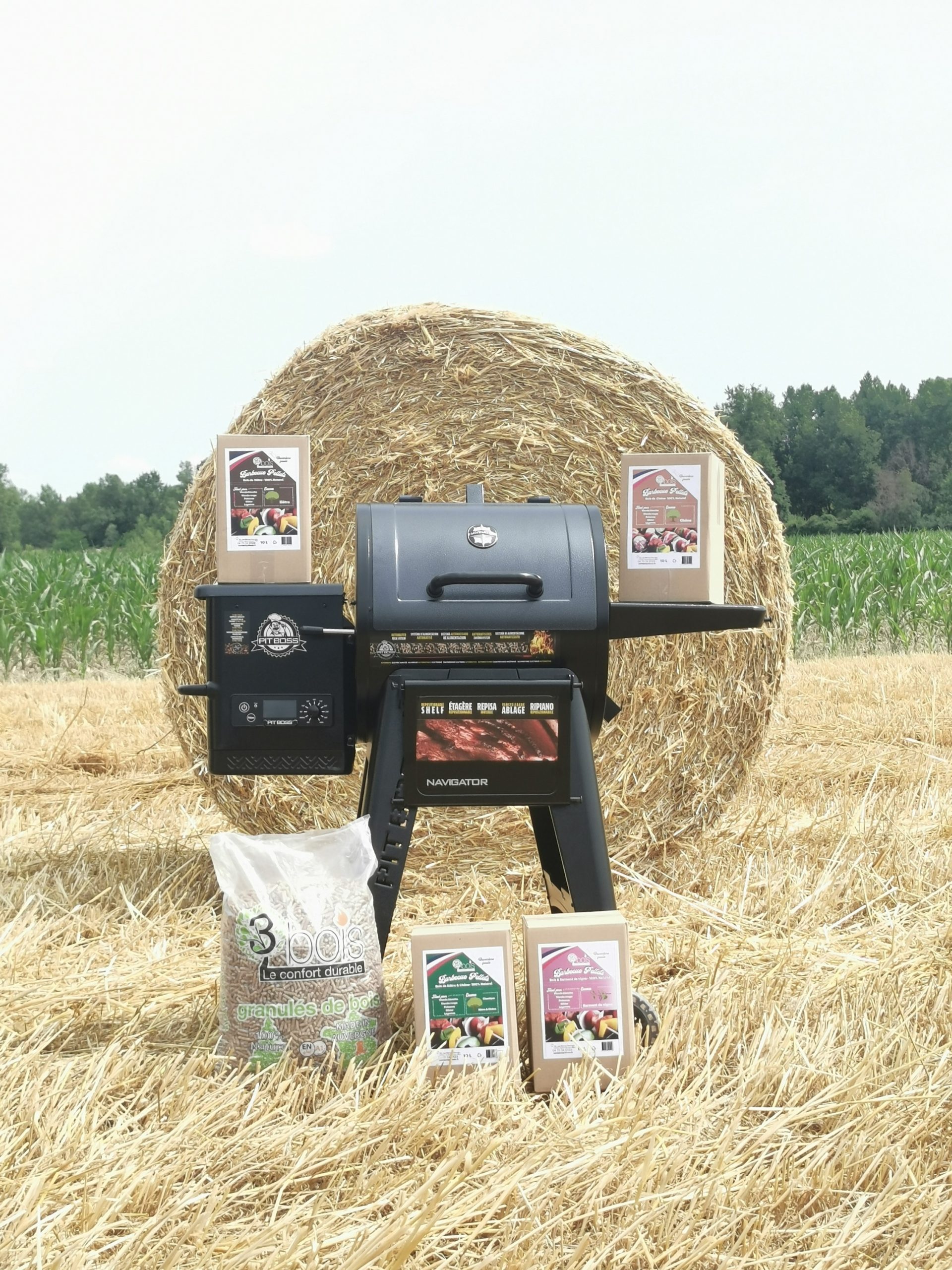 Barbecue à pellets PB550 avec pellets et balot de paille