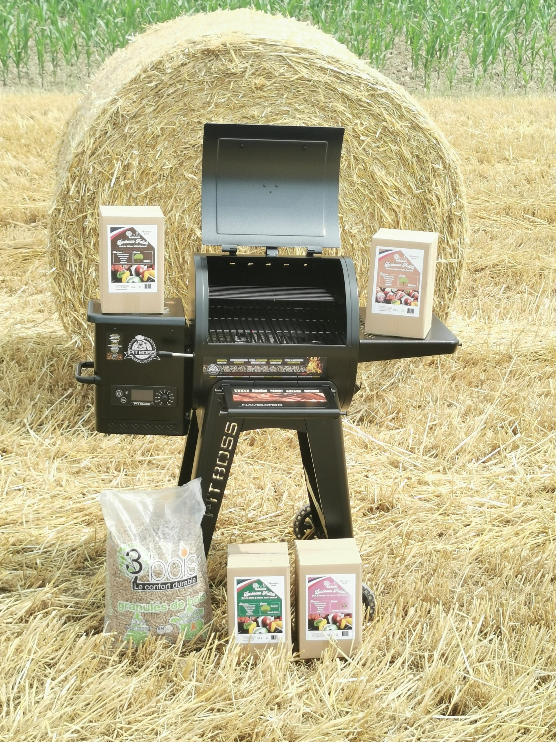 Barbecue à pellets PB550 ouvert avec pellets et balot de paille