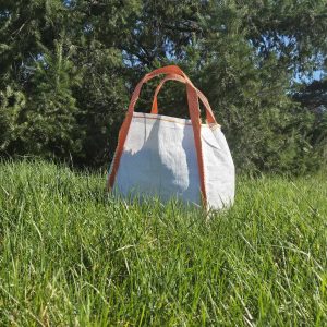 Big bag 1m3 copeaux de bois devant un arbre