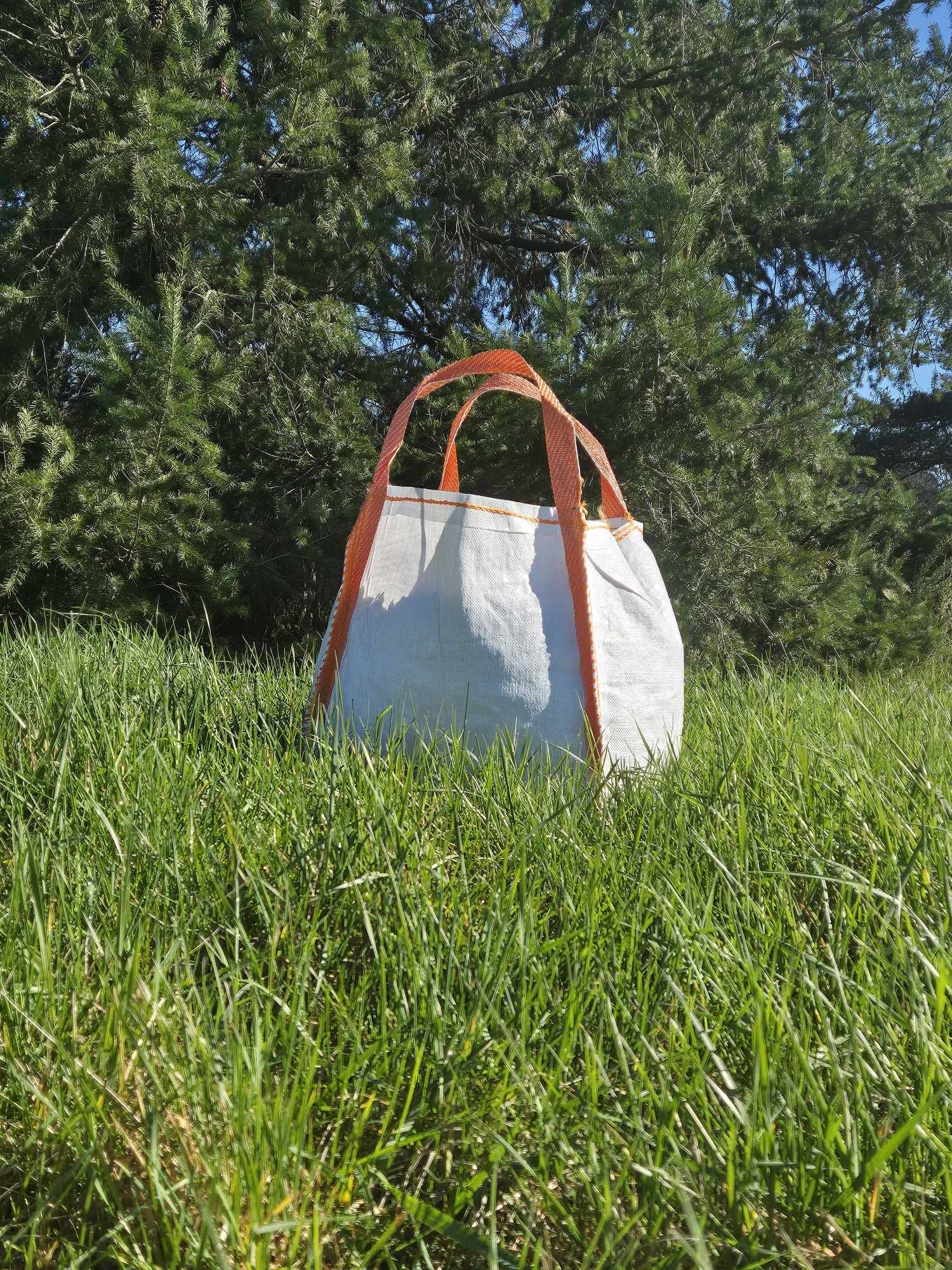 Big bag 1m3 copeaux de bois devant un arbre