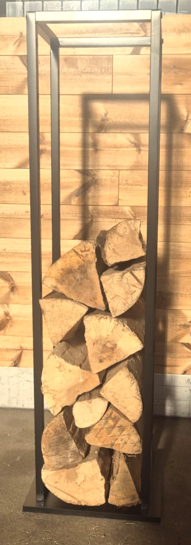 Range bûches vertical sur fond bois